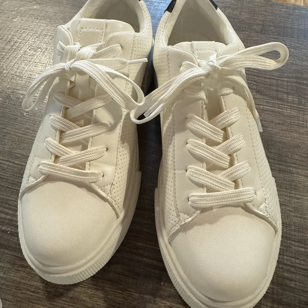 Steve Madden White Perforated Lace-Up Sneakers Black Heel Tab Casual Shoes - 8.5